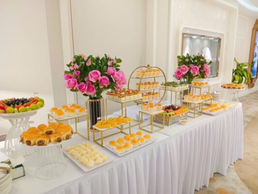 Bàn tiệc teabreak với tone trắng vàng, phù hợp phong cách sự kiện trang nhã.