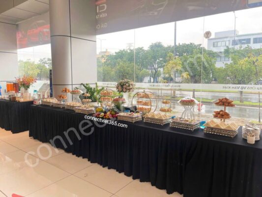 Khay bánh mặn phục vụ trong tiệc teabreak sáng.