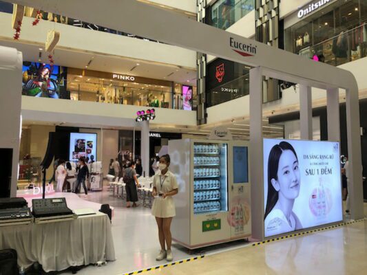 Đội ngũ ConnectViet setup sân khấu và tiệc teabreak cho lễ ra mắt sản phẩm