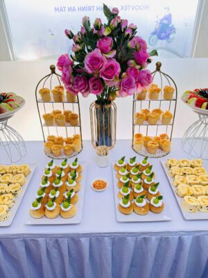 Bánh mousse và cupcake trong tiệc teabreak ConnectViet tại Quận 1