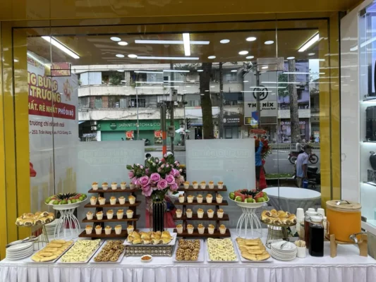 Bàn teabreak văn phòng tại quận Bình Tân được trang trí gọn đẹp