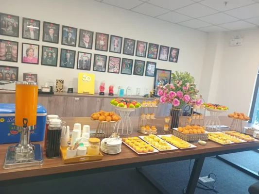 Bàn tiệc teabreak hội thảo tại Quận 12 được trang trí chuyên nghiệp