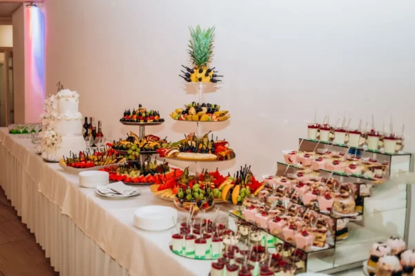 Menu bánh mặt bánh ngọt tại một buổi tân gia đường Hoàng Hoa Thám Quận Tân Bình