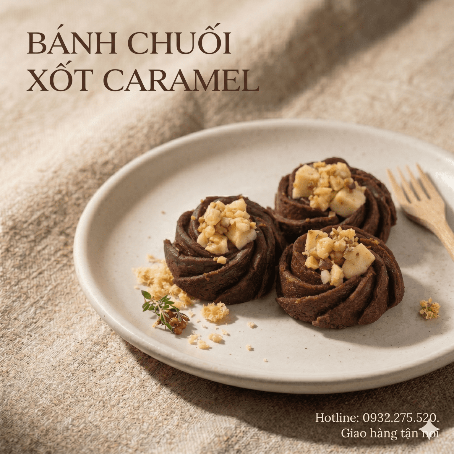 Bánh chuối xốt Caramel trang trí hạt điều và chuối tươi cho tiệc trà chiều tại TP.HCM.