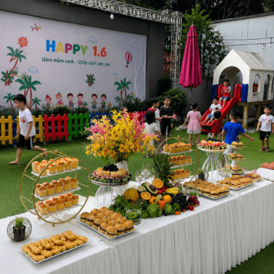 Tiệc teabreak gồm những gì: bánh mặn, bánh ngọt, cà phê và hoa trang trí