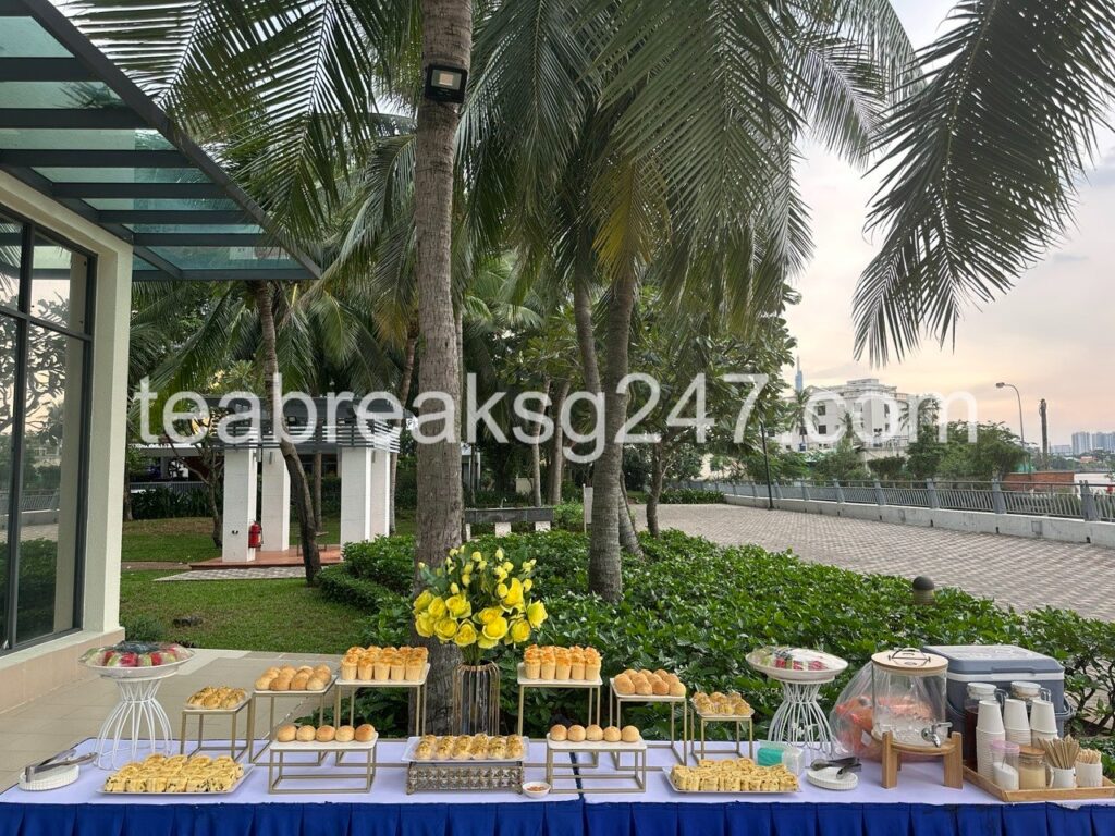 Bàn bánh trái cây trong thư viện ConnectViet để tham khảo hình thức phục vụ
