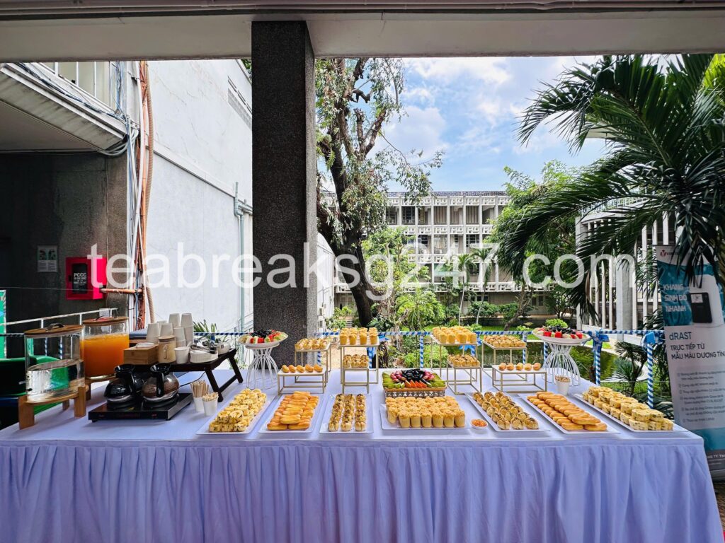 Bàn teabreak ở khu sân minh họa hạng mục setup cần xác nhận