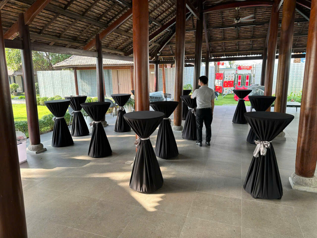 Cho thuê bàn bar khăn đen nơ bạc bố trí rải trong không gian có mái che